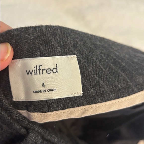 Aritzia Wilfred Jallade Wool
Cashmere Gray Pinstripe Crop
Pants Size 4 - Picture 10 of 13